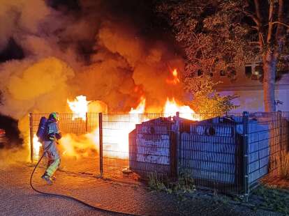 MUTMASSLICHE BRANDSTIFTUNG: Wieder stehen Container in Flammen – Polizei bittet um Hinweise