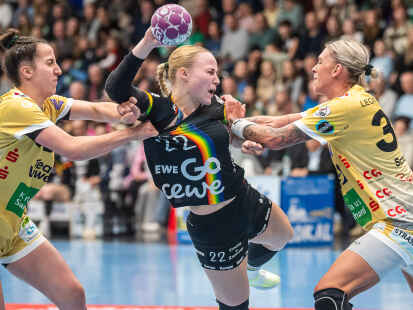 In der Mangel: Lotta Roepcke (Mitte, hier gegen Luisa Schulze und Stephanie Elies) und der VfL Oldenburg spielten zuletzt am 22. Dezember 2024 in Göppingen. In dieser Saison muss der VfL die fast 700 Kilometer weite Reise am Mittwoch, 8. Oktober, auf sich nehmen.