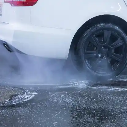 Selber waschen statt Waschanlage: Mit einem Hochdruckreiniger lässt sich das Auto gründlich reinigen.