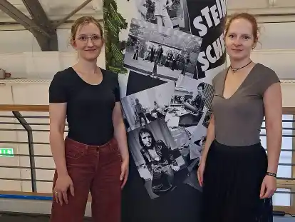 <p>        Clara Ooster und Anne-Katrin Kreisel haben die Ausstellung mit vorbereitet und freuen sich auf den Besuch vom gebürtigen Wilhelmshavener Ulrich Magnus Hammer, einem ehemaligen Bandmitglied, jetzt als multimedialer Künstler unterwegs (Bildmitte Foto unten).     </p>