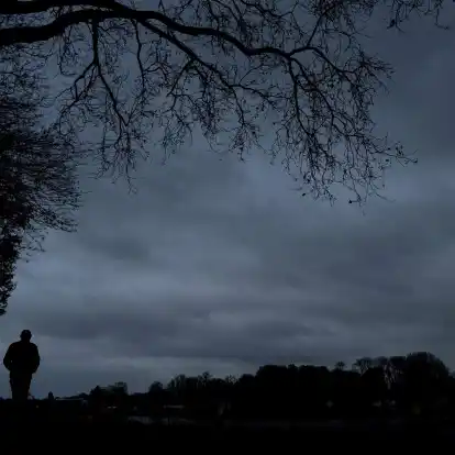Nur noch graue Wolken? Im Alter leiden viele Menschen - auch unbewusst - unter Depressionen.