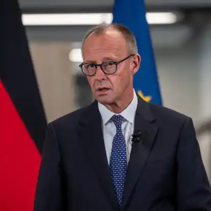 Bei seinem Besuch in Großbritannien äußerte der Kanzler sich zu den Gesprächen mit den USA über Patriot-Systeme für die Ukraine.
