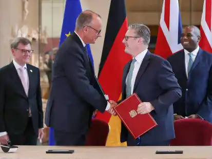 Bekräftigen die Freundschaft zwischen Deutschland und Großbritannien, von links: Außenminister Johann Wadephul CDU, Bundeskanzler Friedrich Merz CDU, Großbritanniens Premier Keir Starmer und der britische Außenminister David Lammy