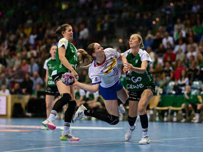 Nicht zu stoppen: Die Handballerinnen des VfL Oldenburg um (in grün, von links) Marie Steffen und Lisa Borutta spielten in der abgelaufenen Saison als Hauptrunden-Sechster im Playoff-Viertelfinale gegen die HSG Blomberg-Lippe um Nieke Kühne (am Ball) um den Einzug ins Halbfinale und verloren die Best-of-Three-Serie mit 0:2. In der kommenden Saison spielen die Top vier der Hauptrunde direkt das Halbfinale unter sich aus.