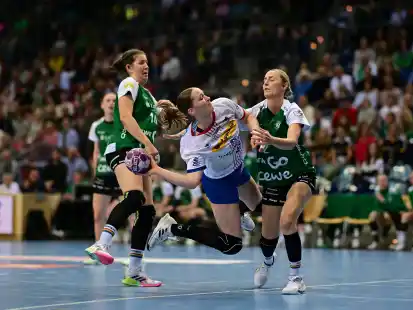 Nicht zu stoppen: Die Handballerinnen des VfL Oldenburg um (in grün, von links) Marie Steffen und Lisa Borutta spielten in der abgelaufenen Saison als Hauptrunden-Sechster im Playoff-Viertelfinale gegen die HSG Blomberg-Lippe um Nieke Kühne (am Ball) um den Einzug ins Halbfinale und verloren die Best-of-Three-Serie mit 0:2. In der kommenden Saison spielen die Top vier der Hauptrunde direkt das Halbfinale unter sich aus.
