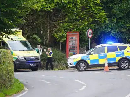 Ein Kind ist bei einem Busunfall in England ums Leben gekommen.