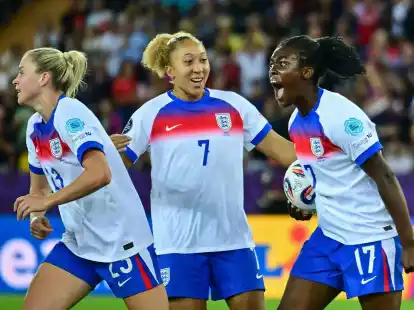 Titelverteidiger England holte einen 0:2-Rückstand auf.