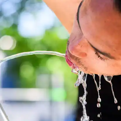Viel trinken! Das ist an heißen Sommertagen und auch nach dem Sporttreiben besonders wichtig.
