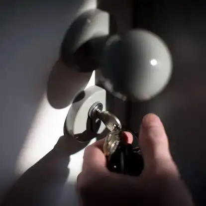 Schlüssel zur Wohnung unter der Fußmatte versteckt? Verschafft sich mit diesem jemand unbefugt Zugang, können Mieterinnen und Mieter zur Rechenschaft gezogen werden.