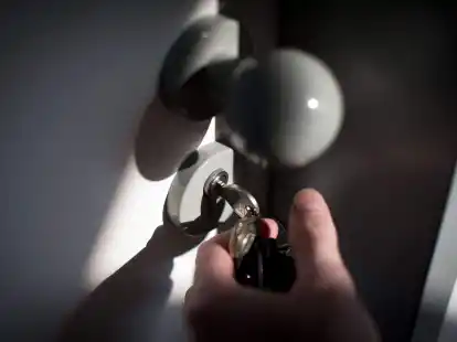 Schlüssel zur Wohnung unter der Fußmatte versteckt? Verschafft sich mit diesem jemand unbefugt Zugang, können Mieterinnen und Mieter zur Rechenschaft gezogen werden.