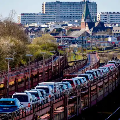 Huckepack genommen: Aber geht von den Fahrzeugen auf dem Autozug eigentlich eine Betriebsgefahr aus? Ein Gericht musste in einem Fall auch diese Frage klären.