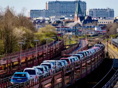 Huckepack genommen: Aber geht von den Fahrzeugen auf dem Autozug eigentlich eine Betriebsgefahr aus? Ein Gericht musste in einem Fall auch diese Frage klären.