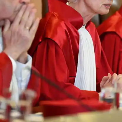 Die Bundesverfassungsrichterinnen und -richter sind bekannt für ihre roten Roben. (Archivbild)