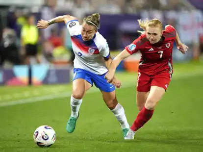 Die englische Spielerin Lucy Bronze - hier im Zweikampf um den Ball mit ihrer walisischen Kontrahentin Ceri Holland - bemerkt selbst Unterschiede ihrer Leistung je nach Zyklusphase. (Archivbild)