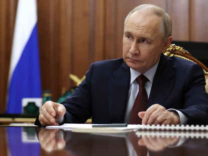 Der russische Präsident Wladimir Putin hört dem Präsidenten der Russischen Akademie der Wissenschaften, Krasnikow, während ihres Treffens im Kreml zu.