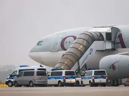Mit einer Maschine der Qatar Airways wurden die Betroffenen am Morgen ausgeflogen.