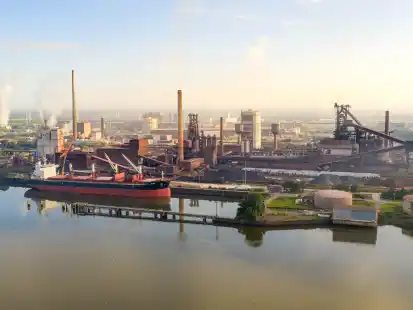 Das Stahlwerk von Arcelormittal in Bremen. Die geplante Umrüstung von Kohle auf grünen Wasserstoff  an dem Standort hat der Stahlkonzern abgesagt. Warum stockt der Wasserstoff-Hochlauf und wie kann er gelingen?