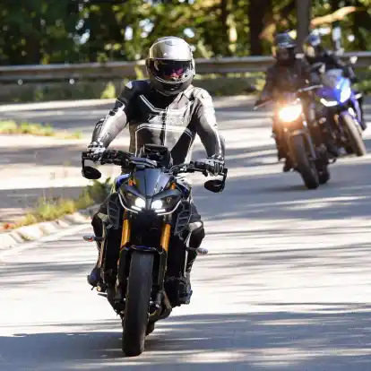 Sich untereinander zu längeren oder schnelleren Etappen anzustacheln oder sich innerhalb der Gruppe gegenseitig zu überholen, sollte bei der Motorradfahrt tabu sein.