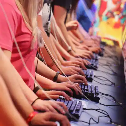 Es darf gezockt werden: Gamescom-Besucher probieren neue Spiele aus.