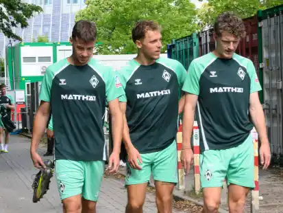 Bleibt bei Werder: Senne Lynen (Mitte) auf dem Weg zum Trainingsplatz mit Olivier Deman (links) und Jens Stage