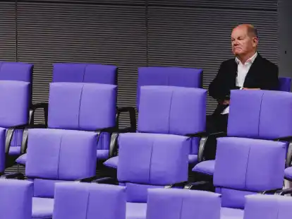 Olaf Scholz SPD, ehemaliger Bundeskanzler, aufgenommen im Rahmen der Generaldebatte zum Haushalt 2025 im Deutschen Bundestag in Berlin (Archivbild)