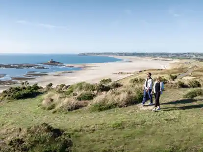 Auf 77 Kilometern führt der «Jersey Tidal Trail» vorbei an imposanten Steilklippen und weitläufigen Buchten.