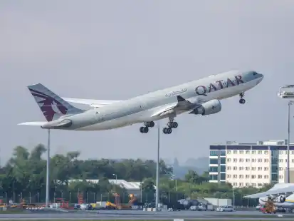 Ein Flugzeug der Qatar Airways startet vom Flughafen Leipzig/Halle. Wie eine Sprecherin des Bundesinnenministeriums bestätigte, startet das Flugzeug vom Flughafen in Leipzig aus mit 81 Menschen an Bord, um diese in ihr Herkunftsland Afghanistan zurückzubringen.