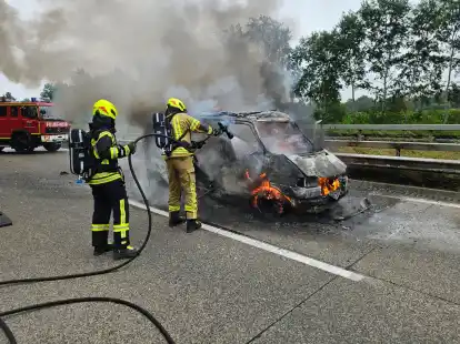 Die Kräfte der Feuerwehr Borgstede-Winkelsheide löschten den brennenden VW-Bulli mittels Hochdruckpumpe.