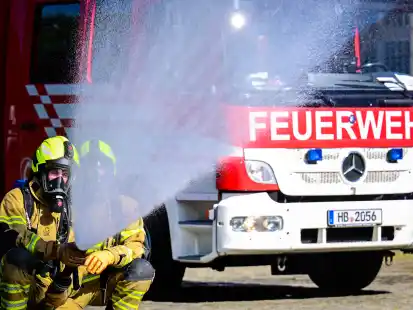 Einsatzkräfte bei einer Übung der Feuerwehr Bremen. (Symbolbild)