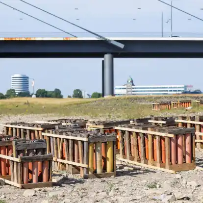 Die Abschussvorrichtungen für das Feuerwerk der Rheinkirmes stehen auf den Rheinwiesen. Die Polizei prüft jetzt, ob eine umgekippte Halterung für das Unglück verantwortlich ist.