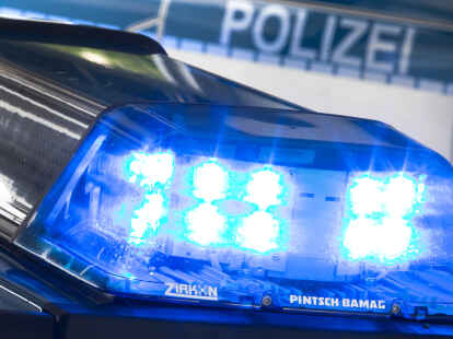 Ein Blaulicht leuchtet auf dem Dach eines Polizeiwagens.