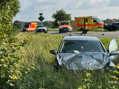 Bei einem Unfall zweier Autos auf der Bundesstraße 212 im Landkreis Oldenburg sind vier Menschen verletzt worden, zwei davon schwer.
