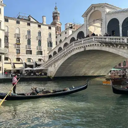 Eine Gondel an der Rialtobrücke in Venedig. In der Nähe der berühmten Brücke geschah 2013 das Unglück. (Symbolfoto)