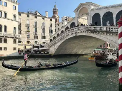 Eine Gondel an der Rialtobrücke in Venedig. In der Nähe der berühmten Brücke geschah 2013 das Unglück. (Symbolfoto)