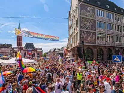 Rund um den Frankfurter Römerberg dominierten Regenbogenfahnen.