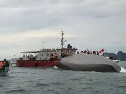 Mindestens 18 Menschen sind bei dem Bootsunglück in der Halong-Bucht gestorben. Rettungskräfte suchen nach weiteren Vermissten.