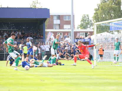 Julian Malatini (links) erzielt das 1:1 für Werder, Kickers-Keeper Norman Quindt ist chancenlos.