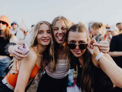 Bock aufs Deichbrand haben diese drei Festivalbesucherinnen. Am Samstagabend werden Highlights wie K.I.Z, Ski Aggu, Finch oder Sven Väth erwartet.