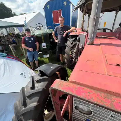 Mit ihren Oldtimer-Treckern: Timo Duis (links) und Jannes Wiemers aus dem Landkreis Aurich.