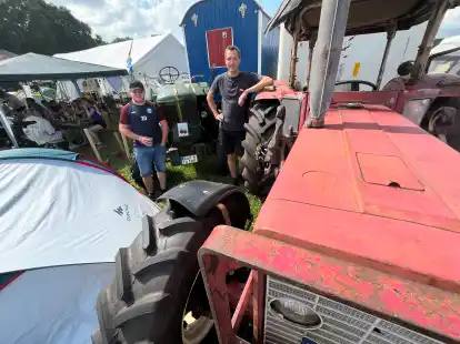Mit ihren Oldtimer-Treckern: Timo Duis (links) und Jannes Wiemers aus dem Landkreis Aurich.