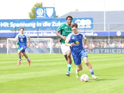 Schenkte seinem Ex-Verein einen ein: Emdens Offensivakteur Mika EIckhoff (am Ball)