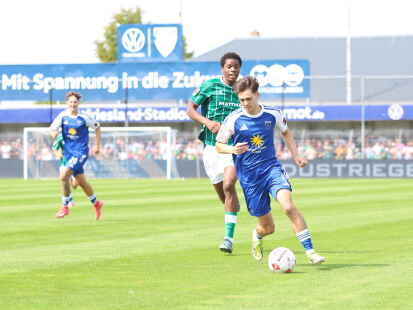 Schenkte seinem Ex-Verein einen ein: Emdens Offensivakteur Mika EIckhoff (am Ball)