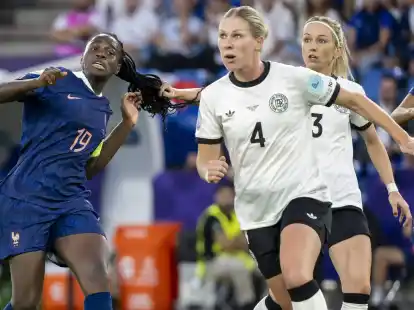 Kathrin Hendrich zieht an den Haaren von Griedge Mbock Bathy. Klare Sache: Rot.