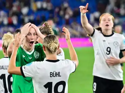 Unfassbare Freude bei Torhüterin Ann-Katrin Berger (l).