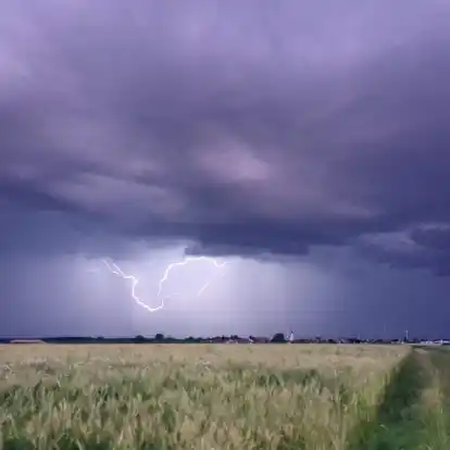 Der Deutsche Wetterdienst (DWD) sagt für die kommenden Tage Gewitter vorher.