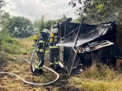 Die Einsatzkräfte der Feuerwehr Bockhorn mussten am Samstagnachmittag eine brennende Gartenhütte in Steinhausen löschen.