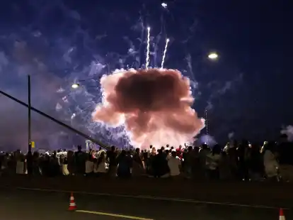 Ein Feuerwerkskörper explodierte in zu niedriger Höhe über den Zuschauen.
