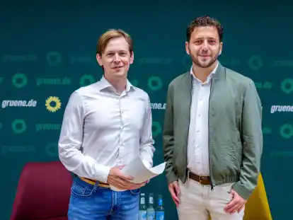 Felix Banaszak (r), Bundesvorsitzender von Bündnis90/Die Grünen, steht neben Heiko Knopf, Stellvertretender Bundesvorsitzender der Grünen, bei der Vorstellung eines Konzept der Grünen zu ihrer Strategie für Ostdeutschland.