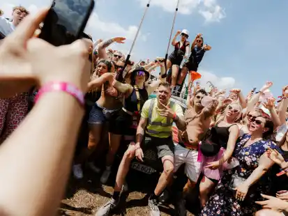 Rapper Finch tauchte am Samstag beim Deichbrand-Festival auf dem Campinggelände in die Besuchermassen ein. Später stand er auf der Hauptbühne.