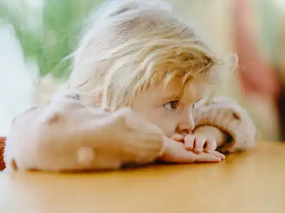 Zu viel Lärm oder zu enge Socken: Alltägliche Sinneseindrücke werden von hochsensiblen Kindern stärker wahrgenommen als von anderen Kindern.